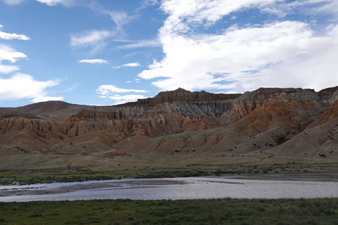 8月3日拍攝的象泉河岸洞窟密佈的曲龍遺址。(中新社記者 孫自法 攝)