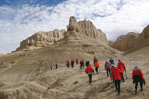 科考隊員在徒步調查。(中新社記者 孫自法 攝)