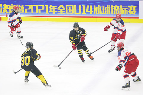 ◎ 八月十六日,全國U14冰球錦標賽在山東省泰安市泰山冰雪文體中心冰體館開賽。來自北京、河北、上海、哈爾濱、齊齊哈爾、武漢的六支男子隊伍,北京、河北、四川吉林聯隊三支女子隊伍參賽。圖為首場比賽,河北女隊與四川吉林聯隊女隊在首場比賽中展開角逐。(中新社發 陳陽 攝)
