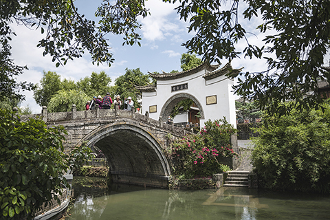 資料圖為2022年5月27日,遊客在騰沖和順古鎮內遊覽。(新華社記者 陳欣波 攝)