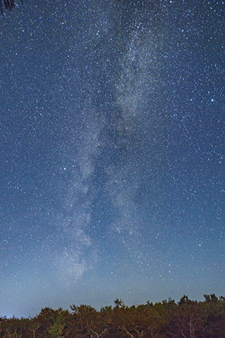 初秋時節,位於黑龍江省黑河市的五大連池風景區,夜幕下星空如畫。資料圖為2021年9月1日在五大連池風景區內拍攝的星空(長時間曝光照片)。 (新華社記者 謝劍飛 攝)