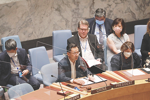 ◎ 中國常駐聯合國副代表耿爽八月二十三日在安理會審議烏克蘭核設施安全問題時發言,呼籲有關當事方保持最大克制,把烏克蘭扎波羅熱核電站意外風險降到最低。圖為當日,在位於紐約的聯合國總部,中國常駐聯合國副代表耿爽(中)在安理會烏克蘭核設施安全問題公開會上發言。(新華社)