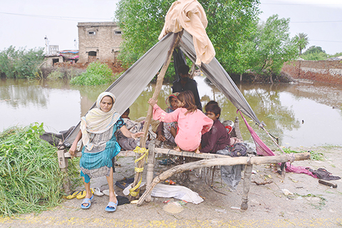 ◎ 巴基斯坦國家災害管理局八月二十四日稱,六月中旬以來,強降雨在巴基斯坦引發的各類災害已造成九百零三人死亡、近一千三百人受傷。圖為二十五日在巴基斯坦信德省登多阿拉赫亞爾拍攝的受災民眾。(新華社)