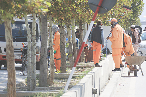 ◎ 位於阿富汗首都喀布爾的俄羅斯駐阿富汗大使館附近九月五日發生爆炸襲擊。俄外交部證實,俄外交使團兩名工作人員在爆炸中身亡。爆炸還造成數人受傷。圖為當日,阿富汗市政工人在喀布爾爆炸現場附近工作。(新華社)