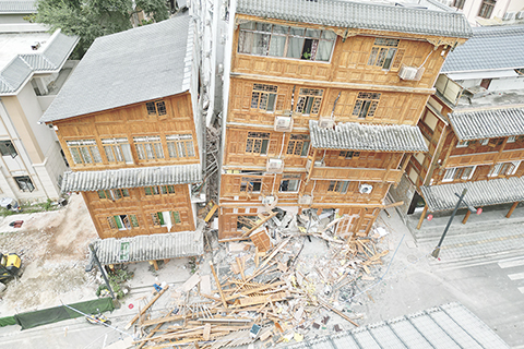 ◎ 九月六日,四川甘孜州瀘定縣磨西鎮,一棟房屋在地震中受損嚴重。九月五日十二時五十二分,四川甘孜州瀘定縣發生六點八級地震,震源深度十六千米。(無人機照片)(中新社記者張浪攝)