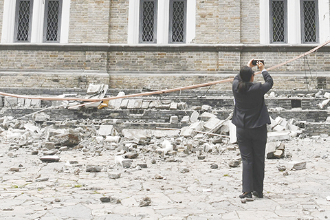 ◎ 九月六日,四川甘孜州瀘定縣磨西鎮建築受損。九月五日十二時五十二分,四川甘孜州瀘定縣發生六點八級地震,震源深度十六千米。(中新社記者張浪攝)