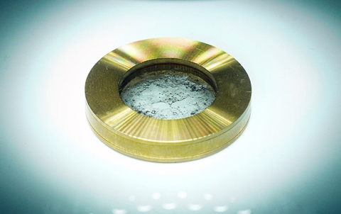 這是珠海舉行的中國航展航展上展示的月壤(2021年9月26日攝)。 (新華社記者 劉大偉 攝)