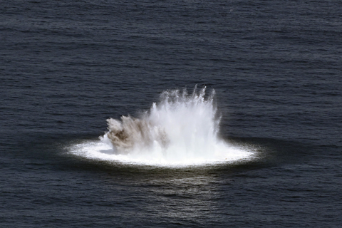 ◎ 九月九日下午約一時許,香港警方在鶴咀東北對開海域,引爆有七十年歷史的二戰時期遺留的英式水雷,海面激起浪花。這是首次在香港水域發現水雷,水雷在距離鶴咀東北一點四公里、約十五米深的海床淺水區。當天,警方封鎖水雷位置方圓一公里內的水域範圍,以處理相關水雷。圖為警方引爆水雷,海面激起浪花。(中新社記者 李志華 攝)