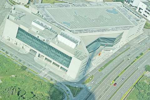 圖為中國與葡語國家商貿合作服務平台綜合體,右邊的是正門,天台上的地圖要在高處(如旅遊塔)鳥瞰才看到(攝於2021年11月2日)。