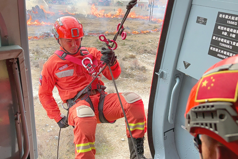 滅火隊員進行直升機索降。(中新社發 楊永龍攝)