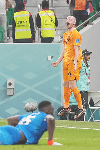 ◎ 當地時間十一月二十一日,卡塔爾多哈,世界杯A組小組賽,荷蘭二比0勝塞內加爾。圖為荷蘭隊球員戴維.卡拉臣(橙)在進球後慶祝。地下為塞隊門將文迪。(中新社記者 崔楠 攝)