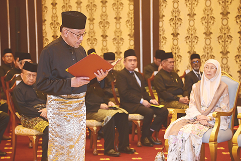 　◎ 圖為十一月二十四日，在馬來西亞吉隆坡的國家皇宮，安華（前左）在就職儀式上。當日，被任命為馬來西亞新總理的安華在國家皇宮宣誓就職。（新華社發 馬來西亞新聞局供圖）