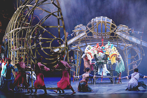 ◎ 舞劇演出氣勢磅礴,將虛擬及實景完美結合,場地與表演融為一體,為觀眾帶來電影大片般的視覺震撼。