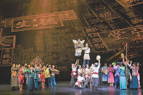 ◎ 舞劇演出氣勢磅礴,將虛擬及實景完美結合,場地與表演融為一體,為觀眾帶來電影大片般的視覺震撼。