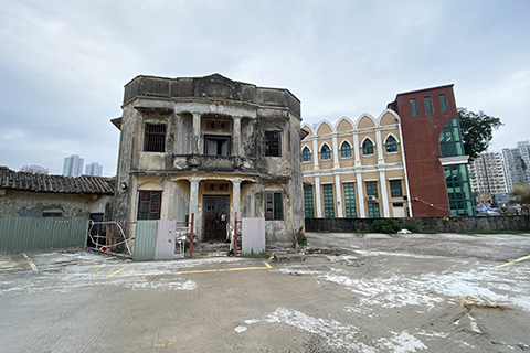 可以看到筱廬的圍牆和它後方的平房