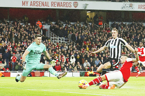 ◎ 紅衣阿仙奴昨役無法攻破紐卡素城門。(美聯社)