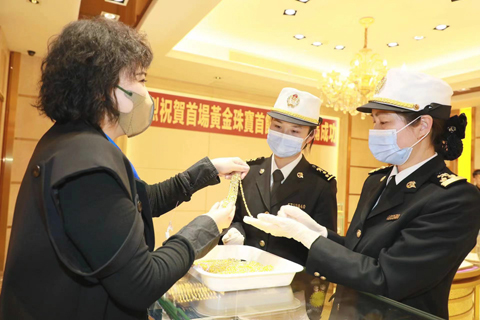 ◎ 青茂海關關員到珠澳跨境工業區珠海園區黃金珠寶展廳調研。(范冬妮攝)