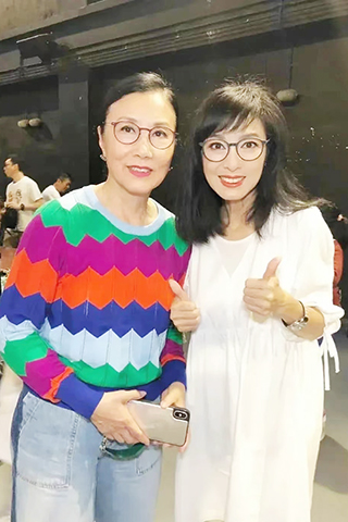 ◎ 七十五歲汪明荃和六十七歲米雪同框!米雪確實是香港為數不多的女神,特別喜歡她演的戲!漂亮,時尚,優雅,到了這個年紀,依然很有魅力。汪明荃很優雅和氣質非凡。阿姐自從和羅家英成家之後性格好好多,人豁達了、氣質優雅了,以前也屬女強人似有點爭強好勝那種。