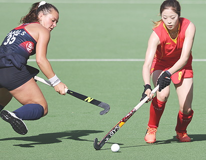 ◎ 二月二十日,中國隊球員顧陽艷(右)在比賽中。在新西蘭首都惠靈頓進行的曲棍球世界超級聯賽中,中國女子曲棍球隊以四比一戰勝美國隊。(新華社發 孟韜攝)