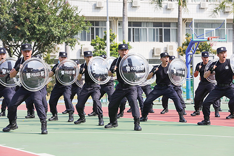 ◎ 特警支隊演示防暴隊形及圓盾警棍術。