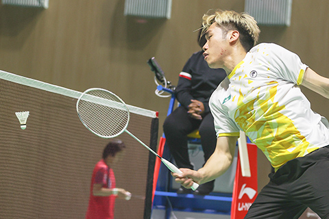 ◎ 三月十四日,中國(瑞昌)國際羽毛球大師賽在江西九江瑞昌市正式開賽,共有來自二十一個國家和地區的三百零九名運動員參賽。本項賽事屬於二0二三至二0二六周期世界羽聯巡迴賽中超級一百賽系列的一站賽事之一,這也是江西省首次舉辦國際羽毛球比賽。圖為中國澳門男子雙打組合選手之一梁鈺聰在比賽中。(中新社記者 劉力鑫 攝)