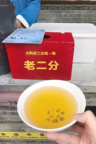 大碗茶二分錢一碗。