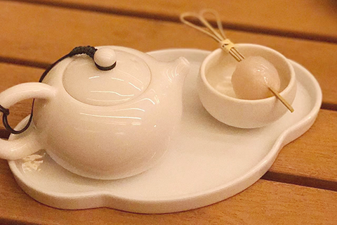 這個小茶壺叫立秋,小碗放的是茘枝。