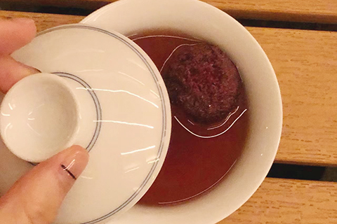 蓋碗茶叫立冬,裏面放的是蜜棗。