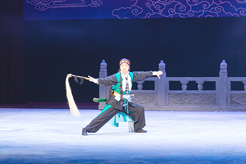 ◎ 四月十五日晚,由著名戲曲表演藝術家裴艷玲主演的京劇《響九霄》在天津上演。圖為裴艷玲在演出中。