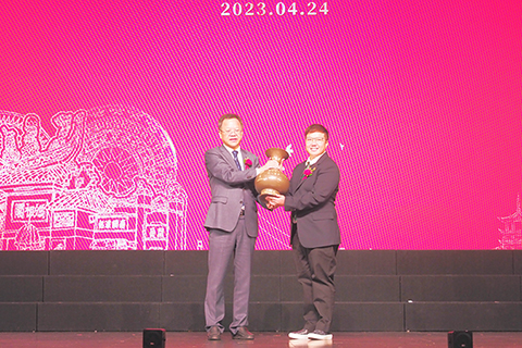 ◎ 徐家穎、王心富互贈紀念品。