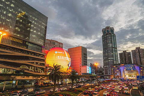 2022年11月4日傍晚拍攝的上海徐家匯商圈。         (新華社記者 丁汀 攝)