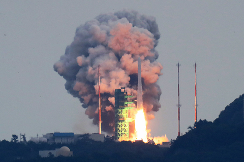 　◎ 韓國政府五月二十五日宣佈，該國自主研製的運載火箭「世界」號第三次發射取得成功，火箭搭載的新一代小型衞星２號進入預定軌道。圖為當日，在韓國全羅南道高興郡的羅老宇航中心，韓國自研運載火箭「世界」號發射升空。（新華社／紐西斯通訊社）