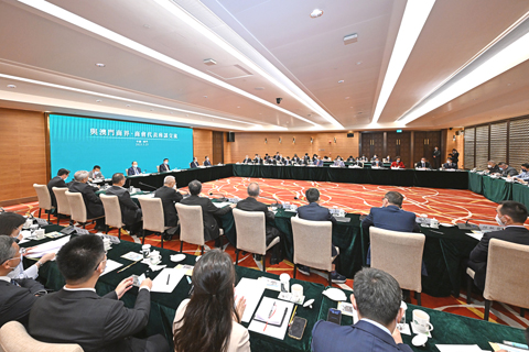 　◎ 夏寶龍主任考察中國與葡語國家商貿合作服務平台綜合體及與商界、商會代表座談。