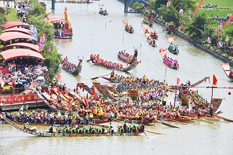 ◎ 六月十二日,中國傳統端午節臨近,福建省莆田市舉辦「爬龍船」民俗競渡活動。莆田龍舟競渡源遠流長,自宋代以來傳承千年,有廣泛的民眾基礎,在莆仙方言裡,賽龍舟叫做「爬龍船」。圖為百艘龍船參與「爬龍船」民俗活動。(中新社記者 王東明 攝)