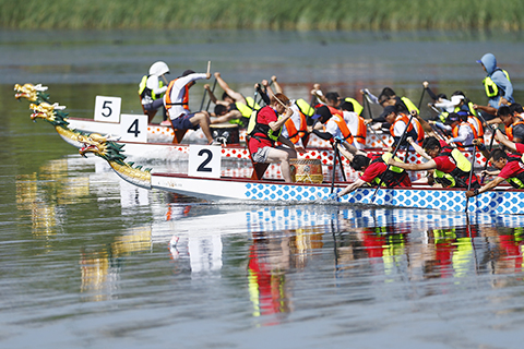 ◎ 六月二十二日,二0二三年北京市端午節龍舟大賽在盧溝橋曉月湖公園開賽。本次競賽項目為混合組二百米直道競速賽,來自北京市十九支代表隊的三百餘名運動員參賽。圖為選手在比賽中。(中新社記者 富田 攝)