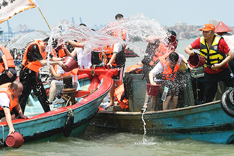 ◎ 六月二十二日,兩岸民眾海上潑水共慶端午。當日,「我們的節日.端午」──第十七屆閩台對渡文化節暨蚶江海上潑水節在福建省石獅市蚶江鎮舉行。據悉,石獅市蚶江鎮的海上潑水民俗活動是閩南獨特的端午活動,是全國乃至全世界獨有的海上潑水活動,也是一種別具特色的閩台對渡文化習俗。(中新社記者 呂明 攝)