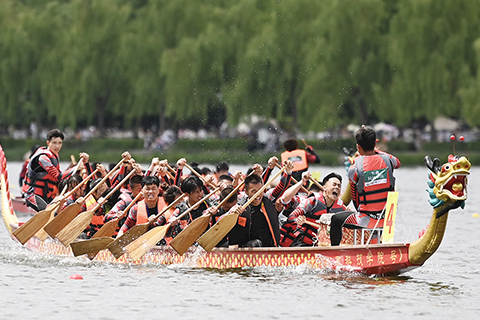 ◎ 六月二十二日,中國傳統節日端午節,吉林省第一屆全國龍舟邀請賽在長春舉行,來自吉林、安徽、廣東、河北等地十六支隊伍參賽。(中新社記者 張瑤 攝)