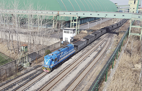 2023年1月19日淮南市,在中煤新集能源股份有限公司劉莊煤礦,滿載電煤的專列駛出礦區(無人機照片)。(新華社記者 周牧 攝)