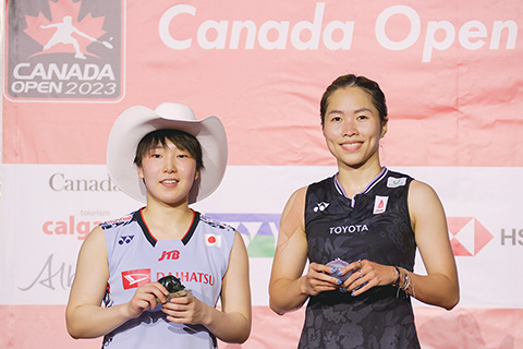 ◎ 當地時間七月九日,在加拿大卡爾加里舉行的二0二三年加拿大羽毛球公開賽女單決賽中,日本選手山口茜力克泰國好手因達農獲得冠軍。圖為山口茜(左)與因達農在賽後接受頒獎。(中新社記者 余瑞冬 攝)