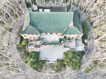 美齡宮頂覆綠色琉璃瓦(無人機拍攝)。