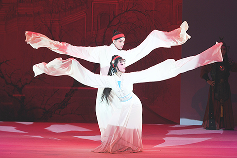 ◎ 福建省實驗閩劇院建院七十周年優秀劇目展演──國家藝術基金大型舞台劇和作品創作資助項目閩劇《情緣安泰河》在福建省閩劇藝術中心劇場上演。圖為在劇中,優秀青年演員文焱飾演冷霜嬋(前),林宇輝飾演艾敬郎(後)。(中新社記者 劉可耕 攝)