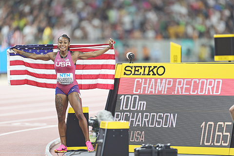 ◎ 當地時間八月二十一日,第十九屆世界田徑錦標賽女子一百米決賽在匈牙利布達佩斯舉行。美國隊選手沙卡里.理查德森以十秒六五的成績奪冠並打破賽會紀錄。(中新社記者 蔣啟明 攝)
