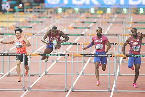 ◎ 當地時間八月二十一日,第十九屆世界田徑錦標賽男子一百一十米跨欄決賽在匈牙利布達佩斯舉行。美國隊選手格蘭特·霍洛威(左二)以十二秒九六的成績奪冠,成功實現田徑世錦賽男子一百一十米跨欄項目三連冠。(中新社記者 蔣啟明 攝)