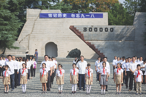 　◎ 九月十八日，侵華日軍南京大屠殺遇難同胞紀念館舉行紀念活動，銘記「九一八」事變爆發九十二周年。（中新社記者泱波攝）