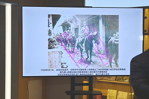 　◎ 九月十八日，吉林長春，偽滿皇宮博物院發佈《日本秘藏侵華戰爭照片實錄》叢書。這套叢書共收錄珍貴歷史照片一千四百零七張。部份首次公開的照片是一九三一年到一九四五年日本侵華戰爭期間日本人用自己的鏡頭對這場戰爭的記錄。圖為叢書內收錄的曾被侵華日軍禁止公開發表的歷史照片。（中新社記者張瑤攝）