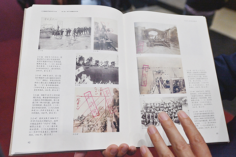 　◎ 九月十八日，吉林長春，偽滿皇宮博物院發佈《日本秘藏侵華戰爭照片實錄》叢書。這套叢書共收錄珍貴歷史照片一千四百零七張。部份首次公開的照片是一九三一年到一九四五年日本侵華戰爭期間日本人用自己的鏡頭對這場戰爭的記錄。圖為曾被侵華日軍禁止公開發表的歷史照片。（中新社記者張瑤攝）