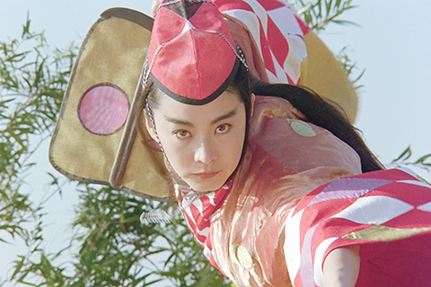 ◎ 二0二三金馬影展將於十一月九日開跑,本屆終身成就獎頒給林青霞和陳坤厚,金馬影展分別選映四部代表作向他們致敬。包括林青霞的出道作《窗外》及《滾滾紅塵》等片,其中數位修復版《窗外》也是台灣首映。金馬影展也將放映陳坤厚的生涯代表作品《小畢的故事》等片。圖為《笑傲江湖之東方不敗》讓林青霞再攀演藝巔峰。(香港中通社圖片)