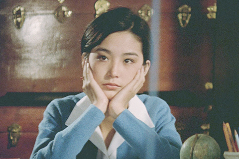 ◎ 二0二三金馬影展將於十一月九日開跑,本屆終身成就獎頒給林青霞和陳坤厚,金馬影展分別選映四部代表作向他們致敬。包括林青霞的出道作《窗外》及《滾滾紅塵》等片,其中數位修復版《窗外》也是台灣首映。金馬影展也將放映陳坤厚的生涯代表作品《小畢的故事》等片。圖為林青霞的出道作《窗外》。(香港中通社圖片)