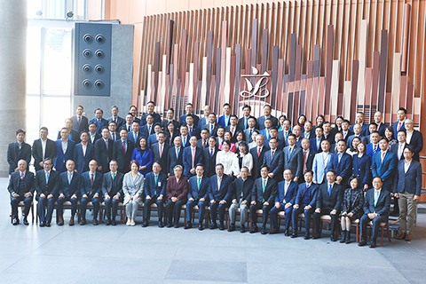 ◎ 十一月十七日,香港立法會議員在立法會綜合大樓宴會廳,與特區行政長官李家超、行政會議成員及政府高級官員進行午宴。圖為行政長官李家超和立法會議員合照。(香港中通社記者 許其皓 攝)