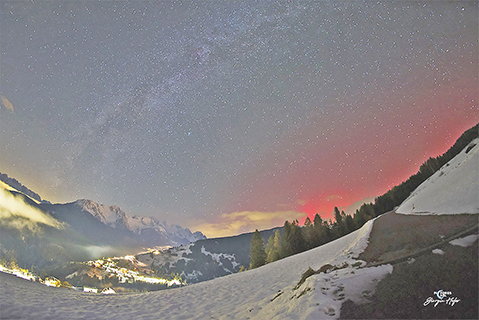 ◎ 意大利上空的紅色極光。